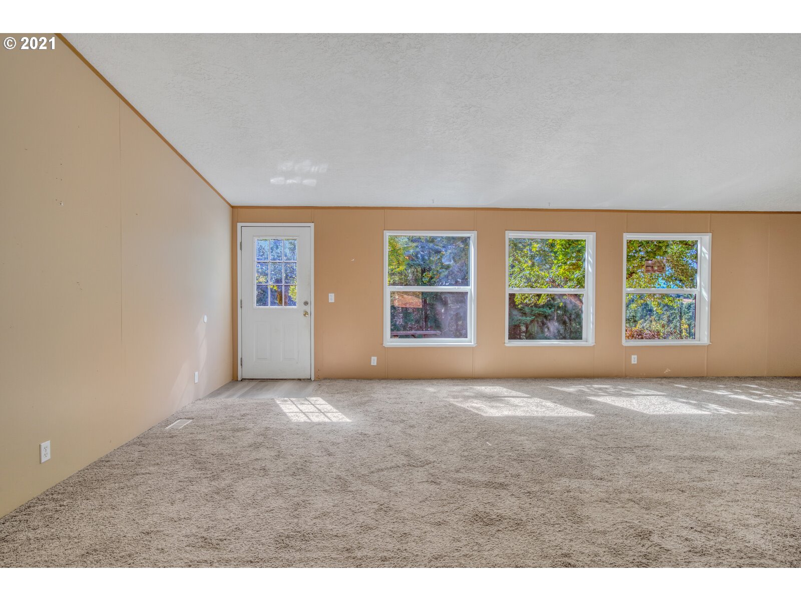 17241 Oakdale Road Dallas, OR 97338 - Photo 19 of 32 a view of an empty room with a window