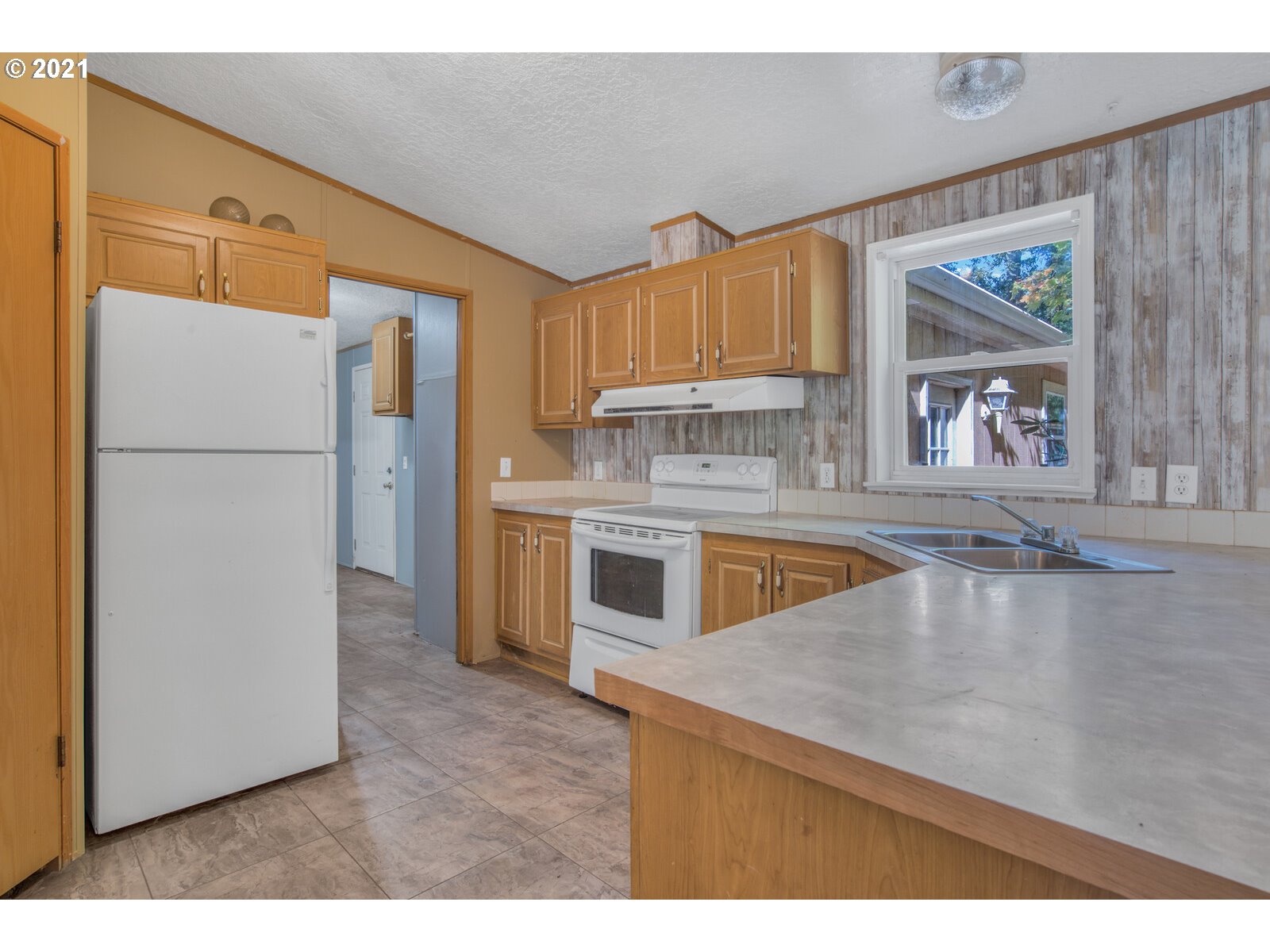17241 Oakdale Road Dallas, OR 97338 - Photo 20 of 32 a kitchen with a stove a refrigerator and a sink