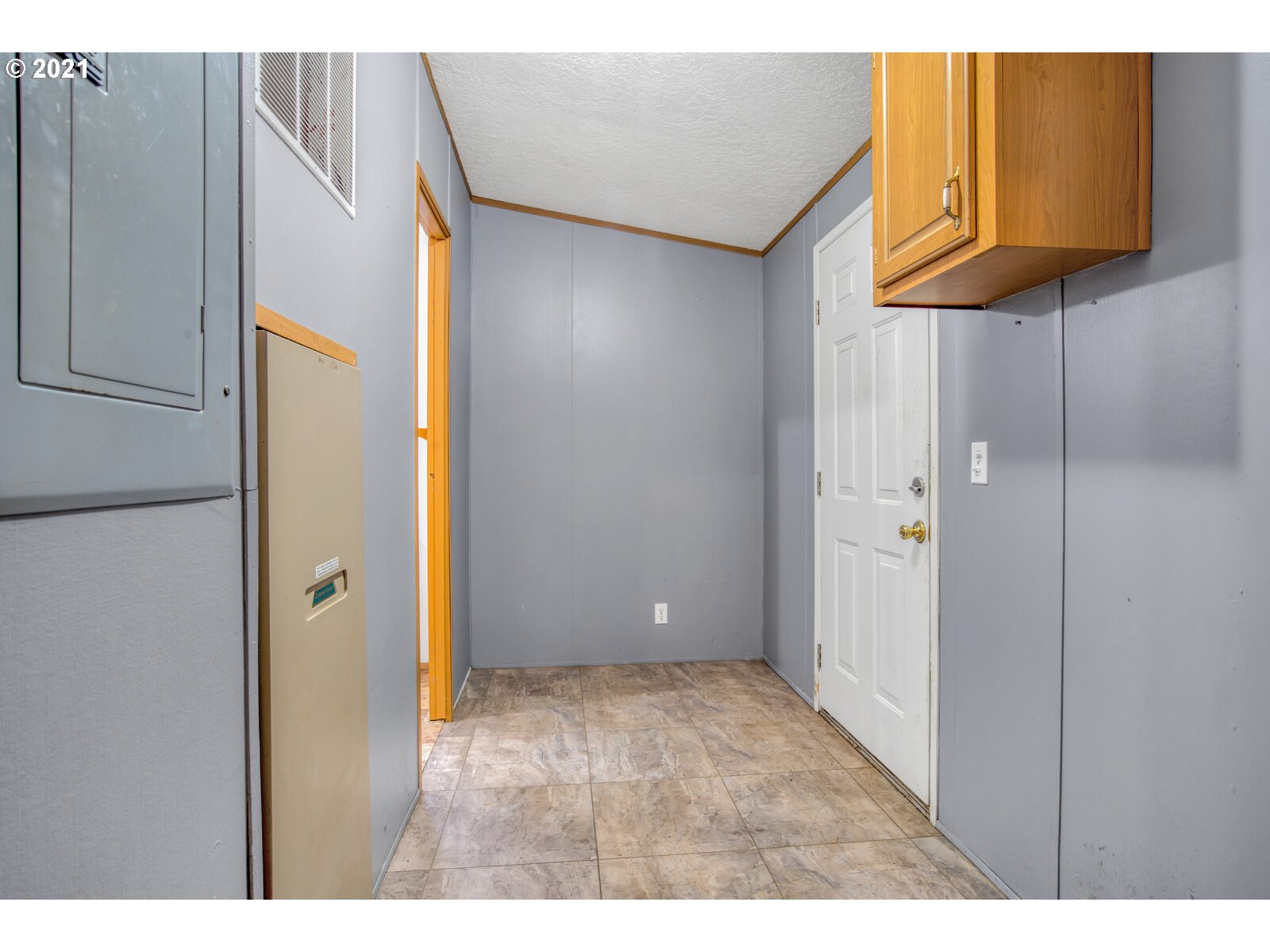 17241 Oakdale Road Dallas, OR 97338 - Photo 22 of 32 a view of an entryway with wooden floor