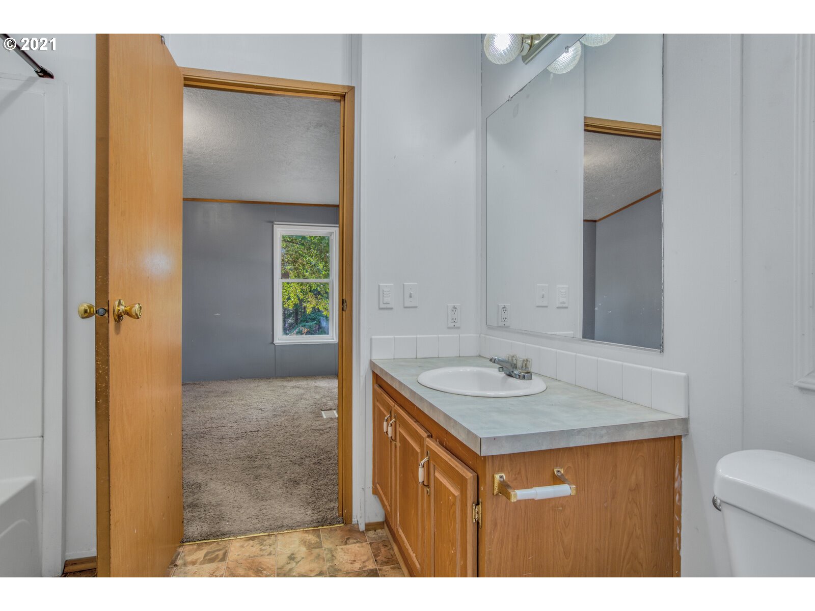 17241 Oakdale Road Dallas, OR 97338 - Photo 23 of 32 a bathroom with a sink and a mirror