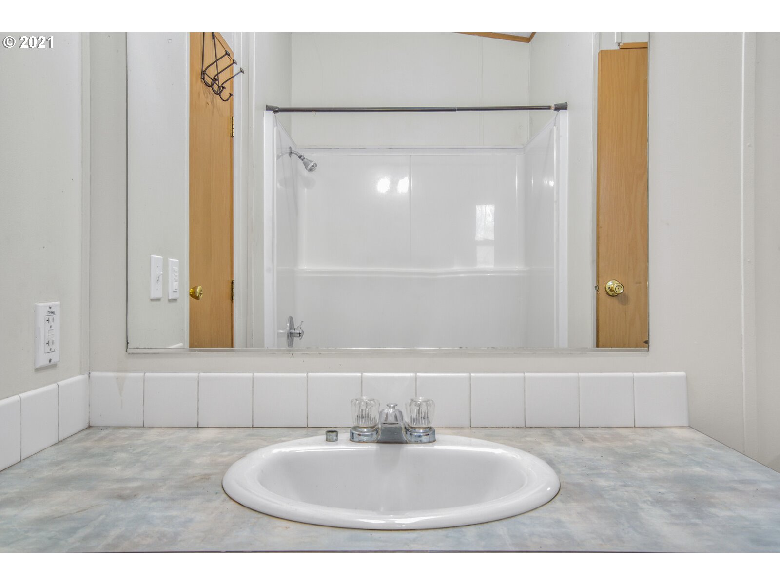 17241 Oakdale Road Dallas, OR 97338 - Photo 24 of 32 a bathroom with a sink and a mirror