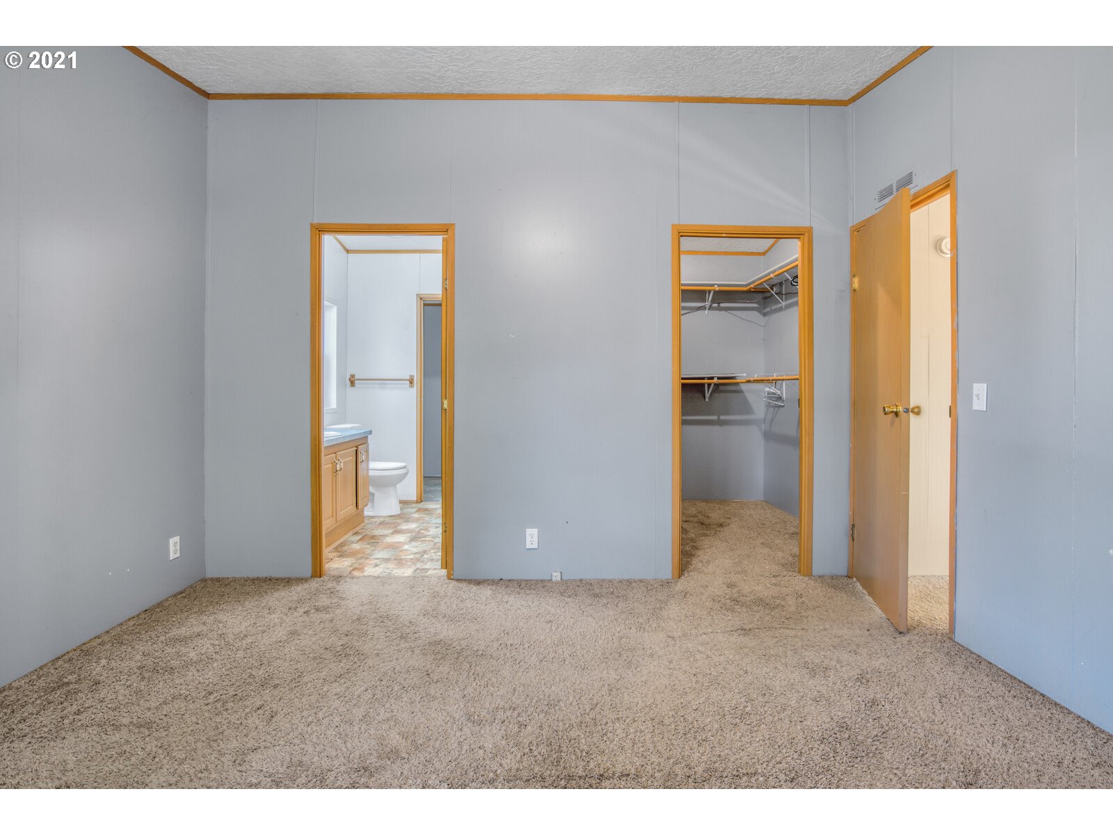 17241 Oakdale Road Dallas, OR 97338 - Photo 25 of 32 a view of an empty room with a kitchen