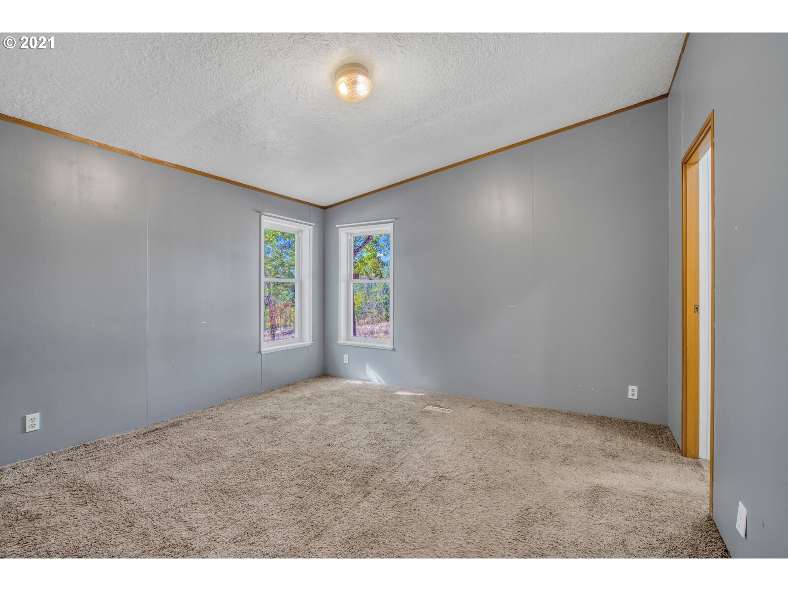 17241 Oakdale Road Dallas, OR 97338 - Photo 26 of 32 a view of an empty room with a window