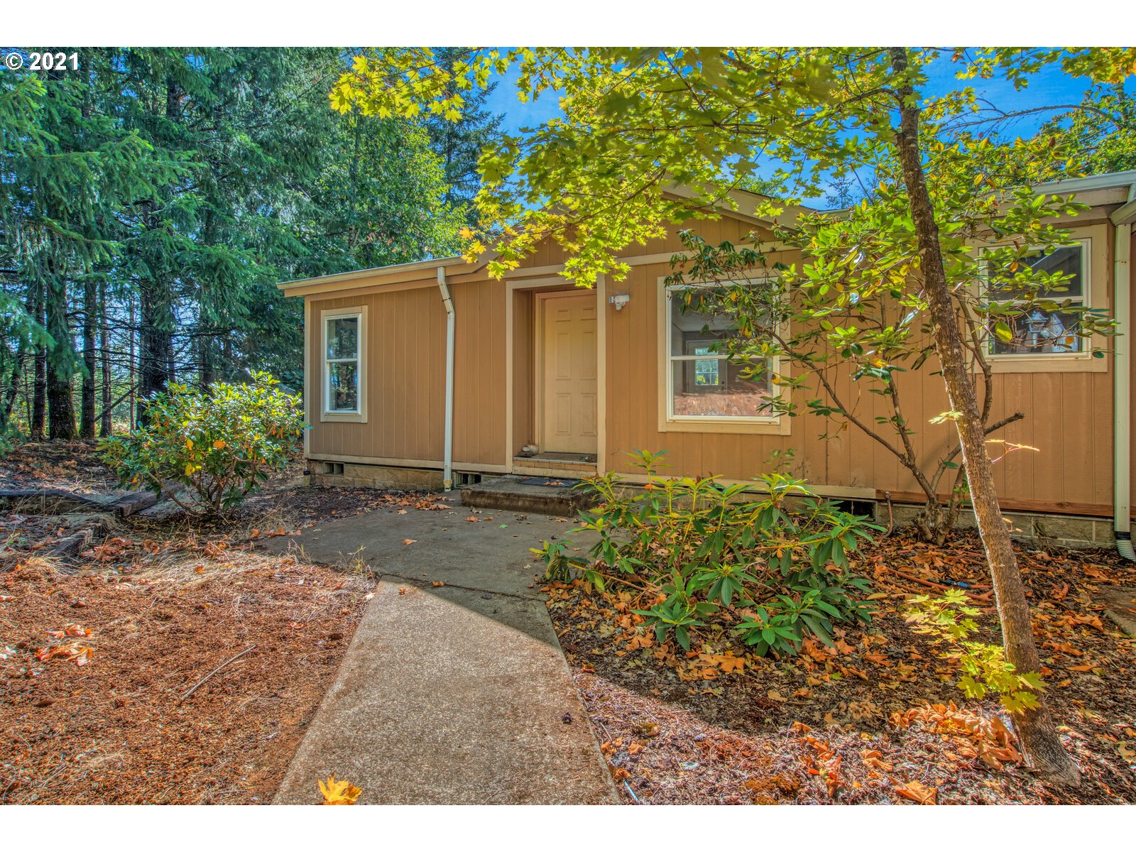 17241 Oakdale Road Dallas, OR 97338 - Photo 10 of 32 a backyard of a house with lots of green space