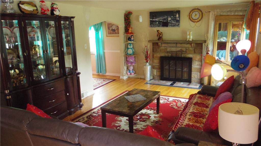 1203 Varner Road Pittsburgh, PA 15227 - Photo 5 of 24 Living room
