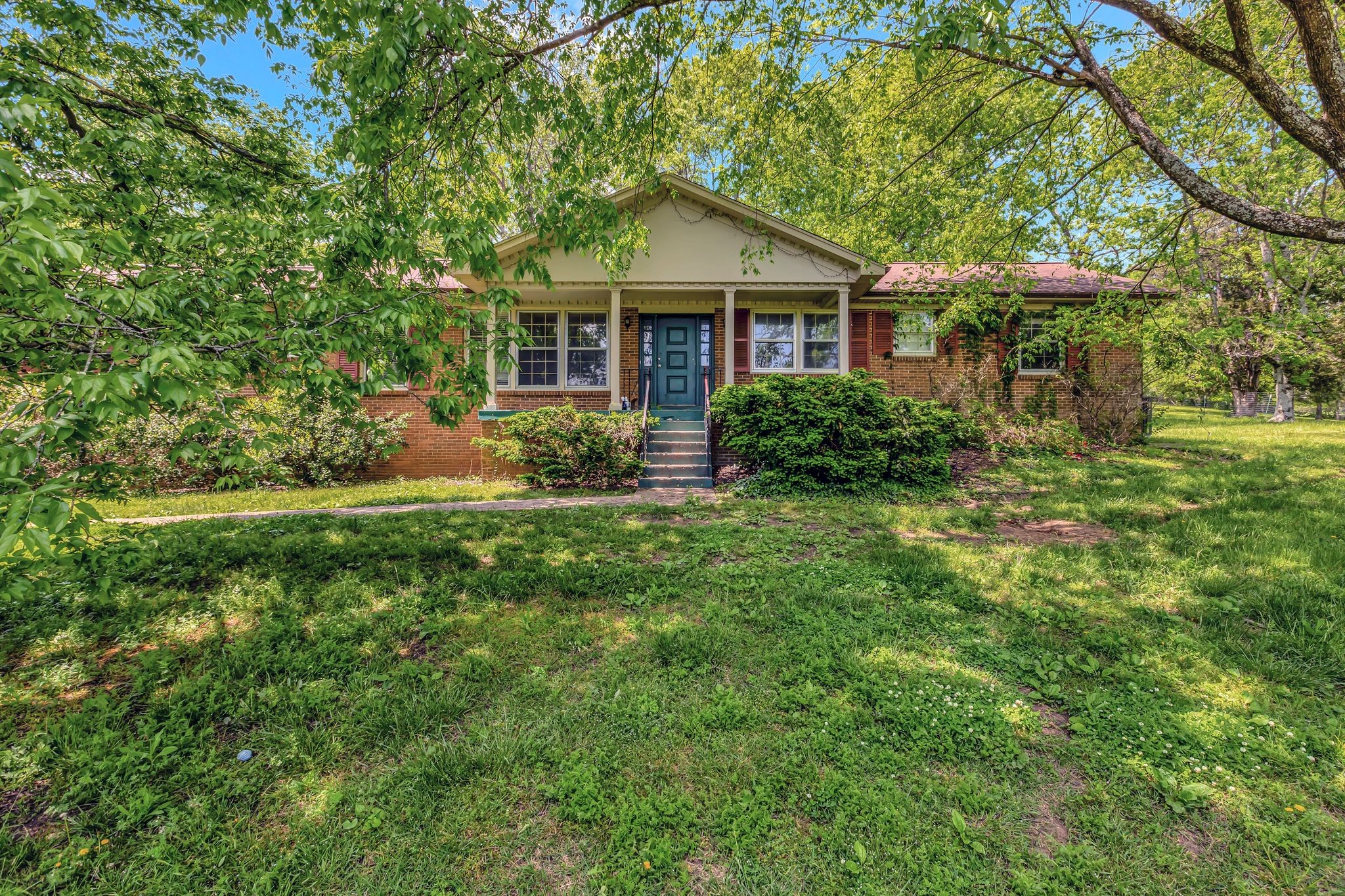 483 Franklin Road Franklin, TN 37069 - Photo 5 of 48 a front view of a house with yard and green space