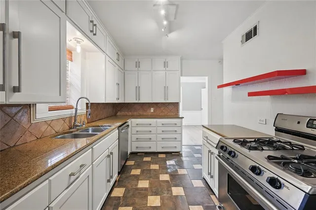 $574,999 | 2335 West Rosedale Street South, Fort Worth, TX 76110