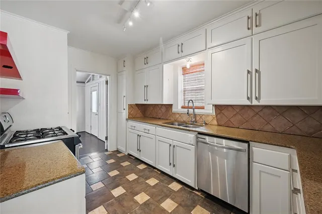 $574,999 | 2335 West Rosedale Street South, Fort Worth, TX 76110