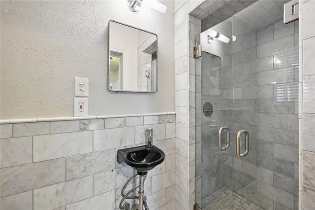 $574,999 | 2335 West Rosedale Street South, Fort Worth, TX 76110