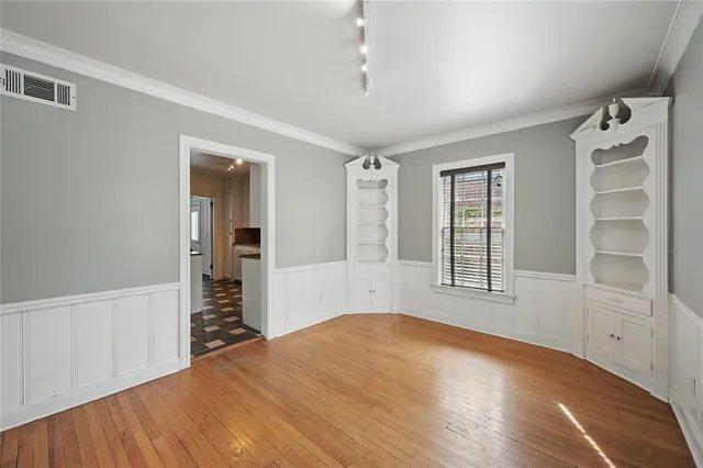 $574,999 | 2335 West Rosedale Street South, Fort Worth, TX 76110