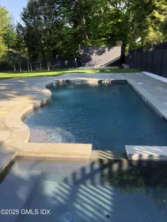 a view of a back yard