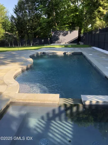 a view of a back yard