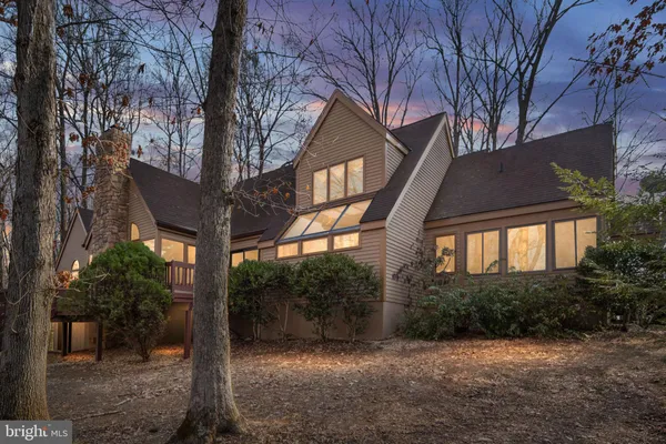 a view of a yard of the house