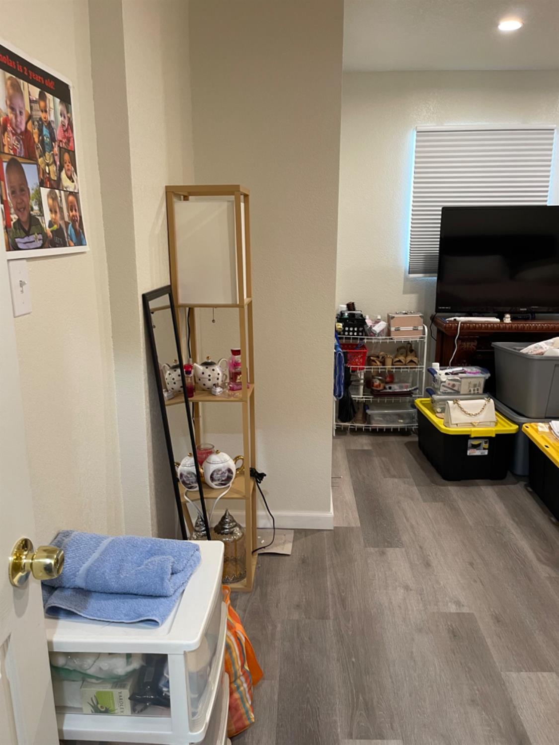 2805 Wright Street Selma, CA 93662 - Photo 16 of 26 a living room with furniture and a flat screen tv