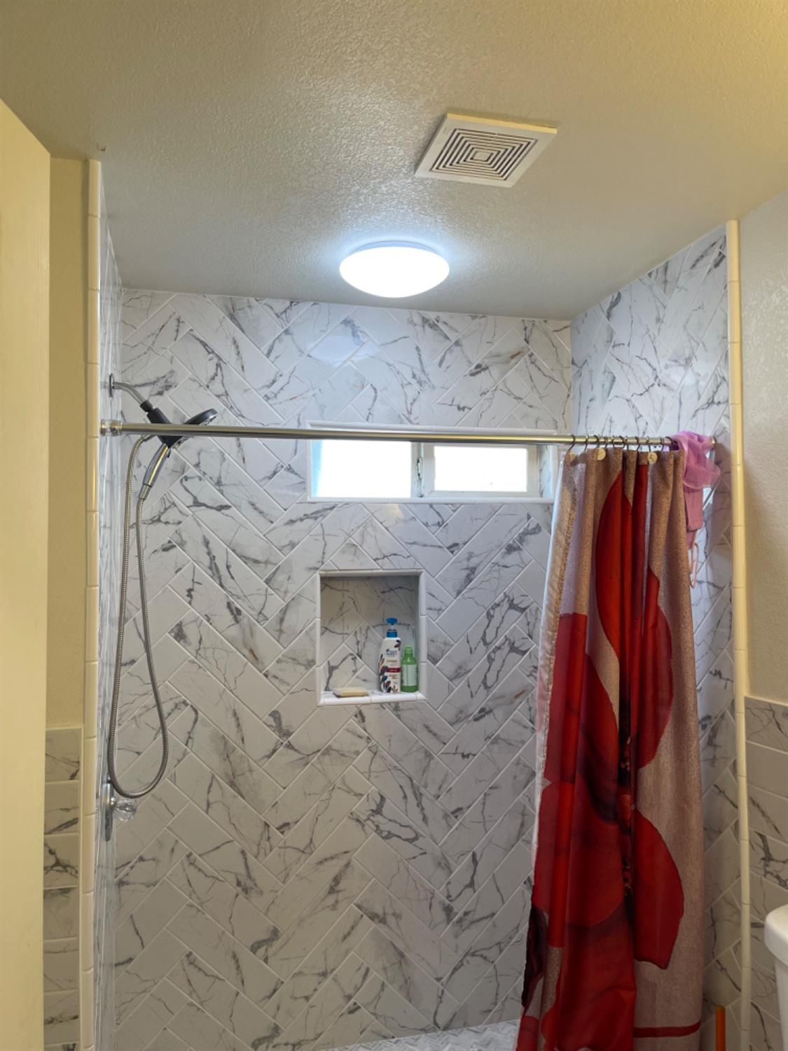 2805 Wright Street Selma, CA 93662 - Photo 5 of 26 a bathroom with a shower
