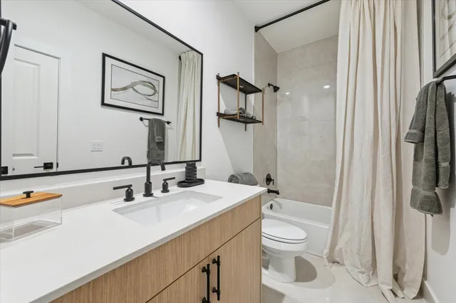 a black and white photo of a building