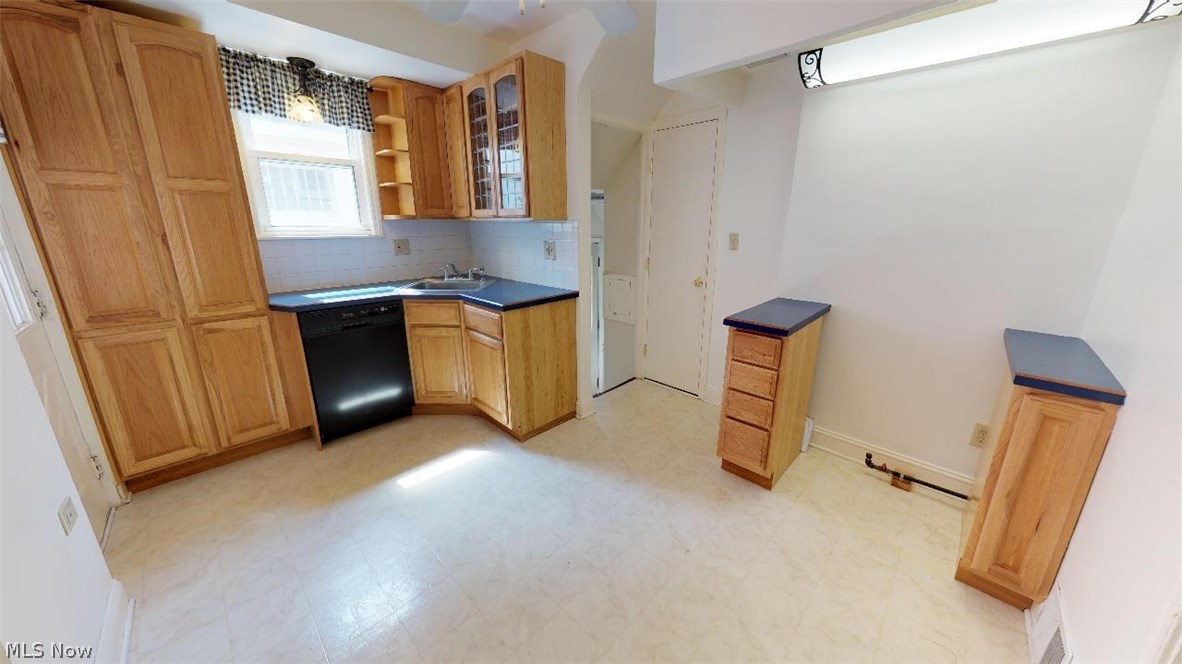 1039 Oxford Road Cleveland, OH 44121 - Photo 10 of 22 Gallery Image 10