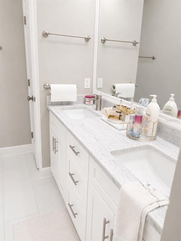 3834 Charter Road Lakeland, FL 33810 - Photo 19 of 39 a bathroom with a sink and a mirror