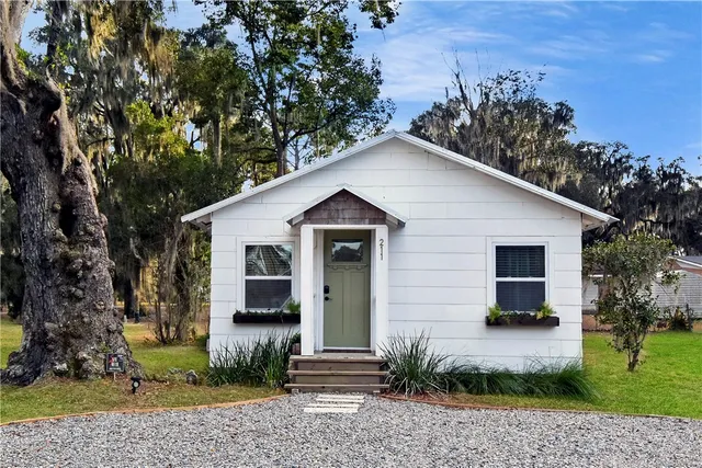 $215,000 | 211 Trumbull Street, Darien, GA 31305