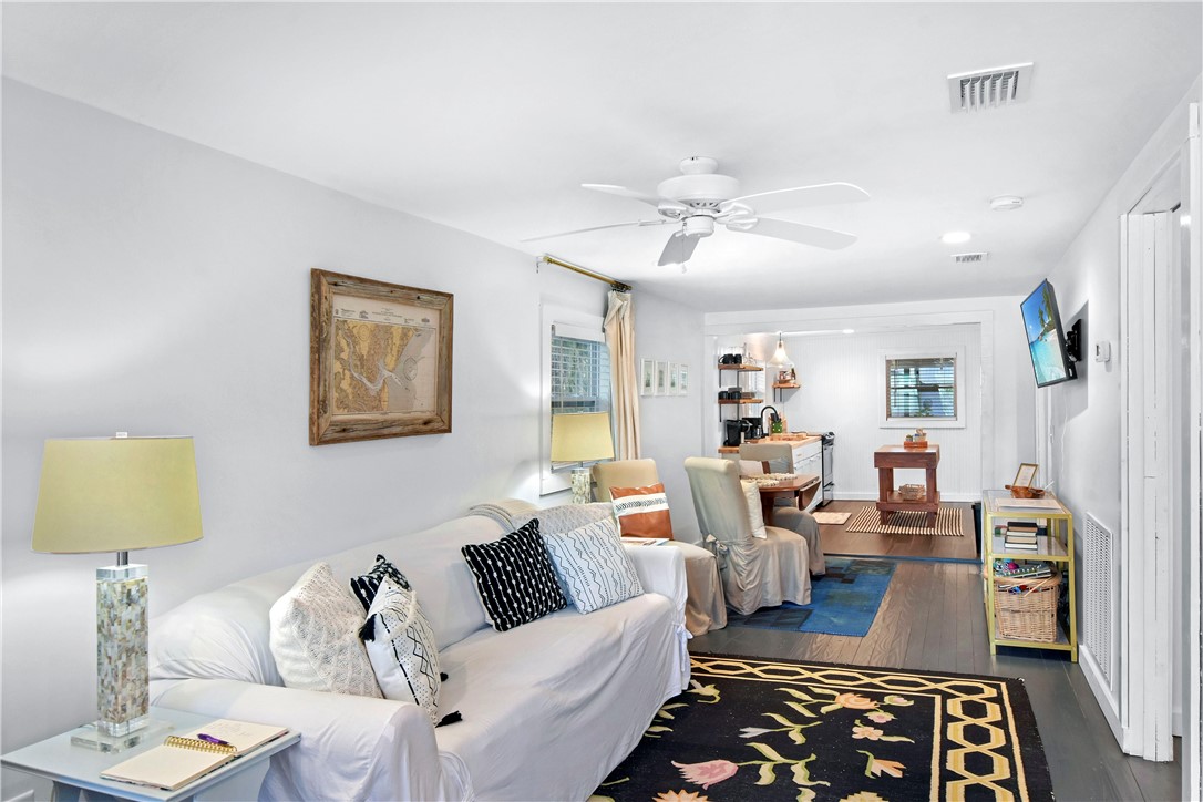 211 Trumbull Street Darien, GA 31305 - Photo 5 of 26 Enter into this cozy but open living and dining space.