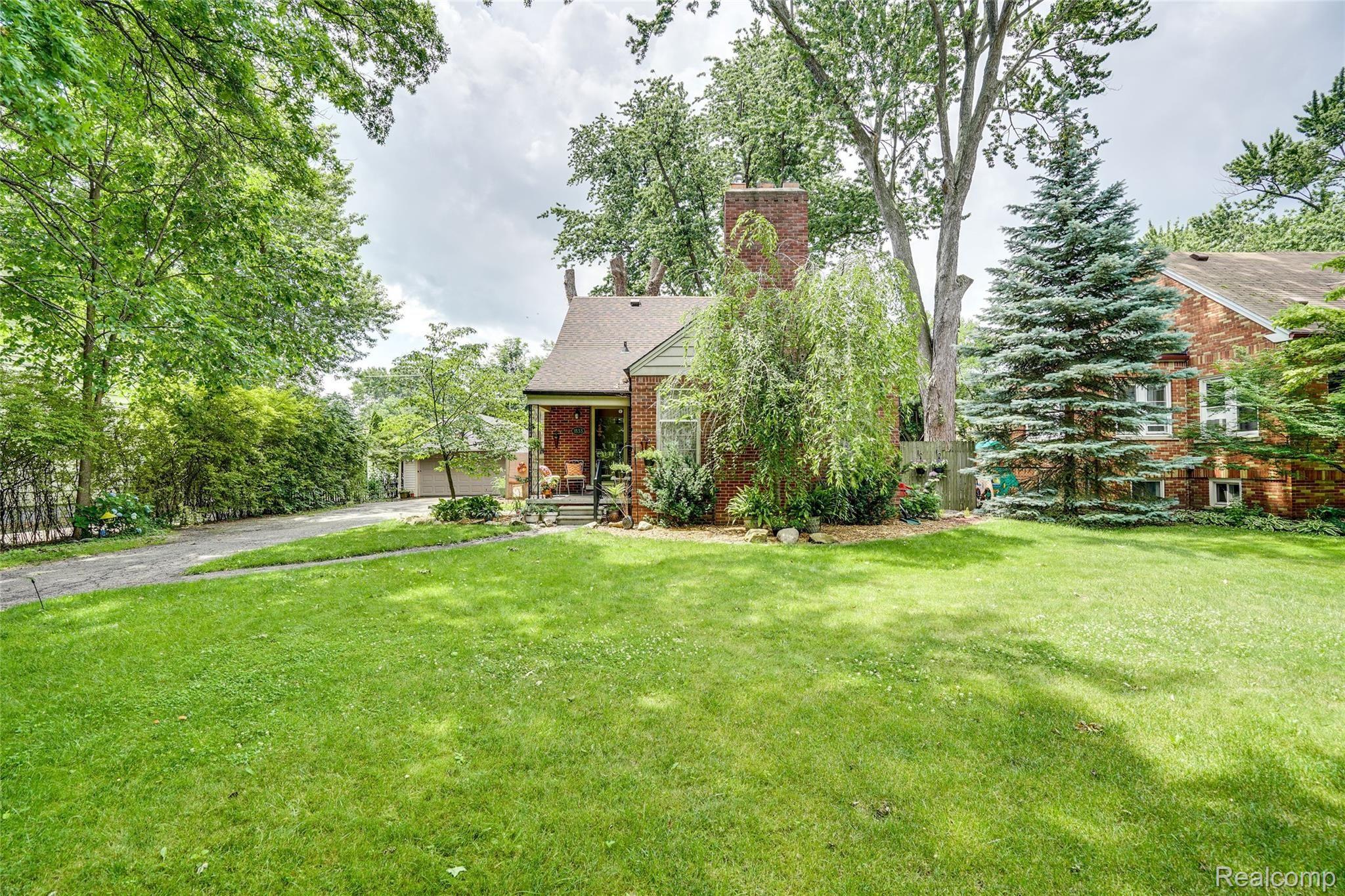 1833 Hawthorne Road Grosse Pointe, MI 48236 - Photo 3 of 24 GP-3.jpg