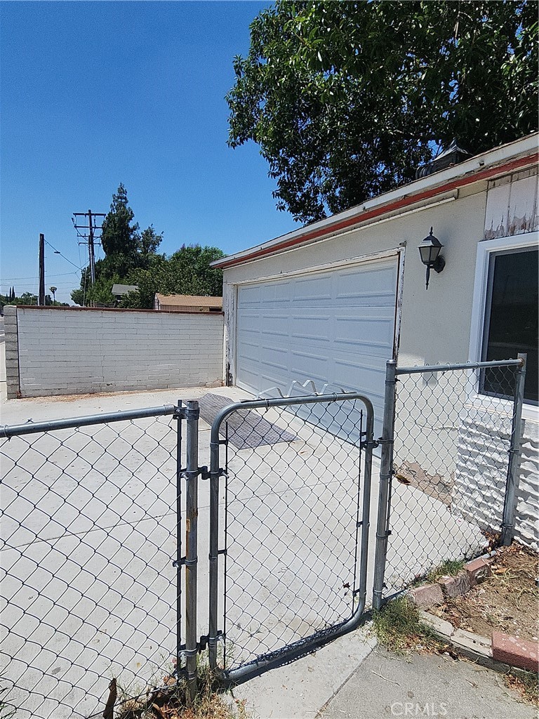 858 South Riverside Avenue Rialto, CA 92376 - Photo 3 of 20