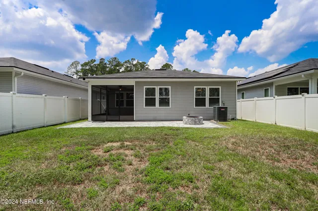 a view of a house with backyard and garden