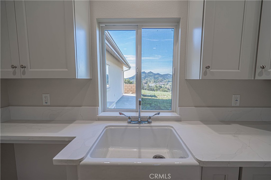 10540 Darling Road Agua Dulce, CA 91390 - Photo 15 of 56 Guest sink and view