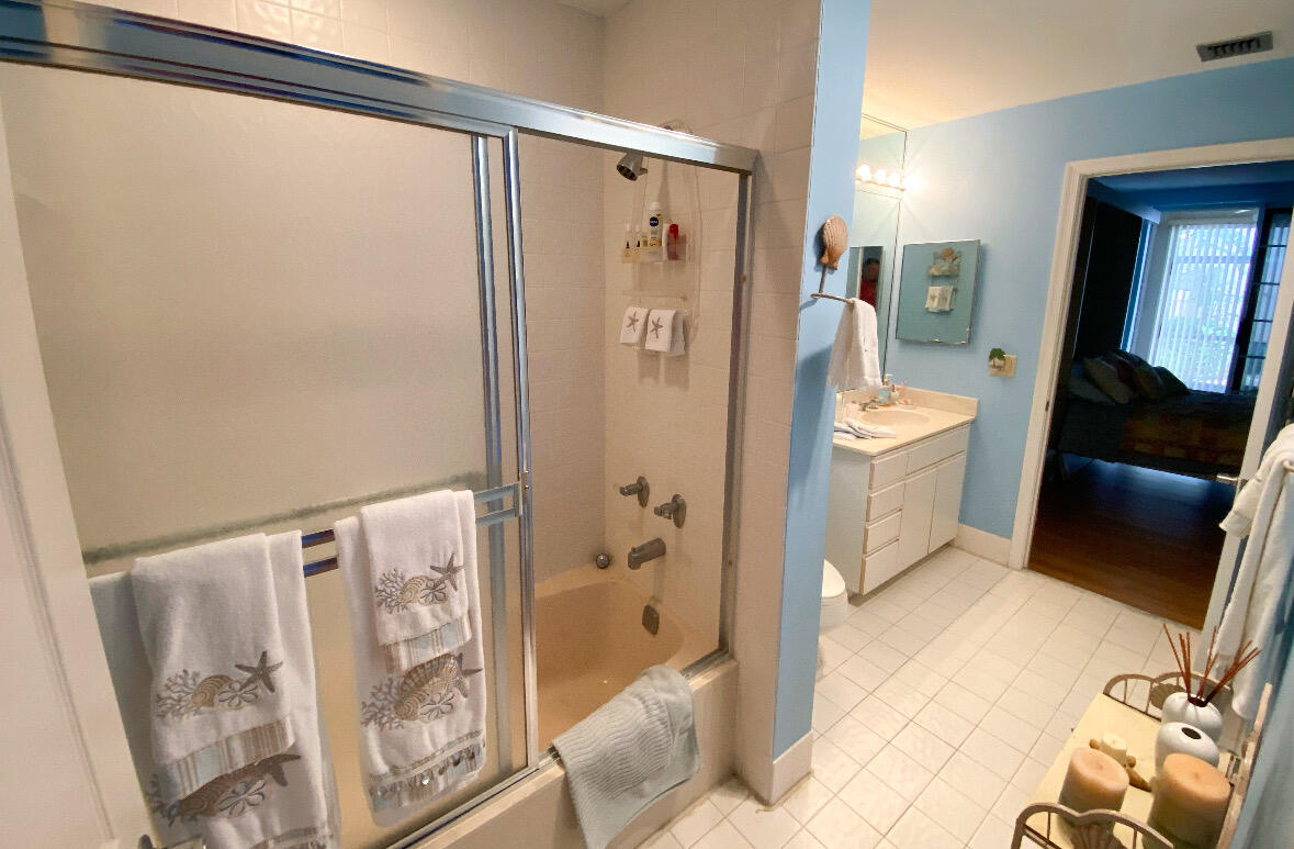 17031 Boca Club Boulevard, Unit 61B Boca Raton, FL 33487 - Photo 36 of 45 Guest bath