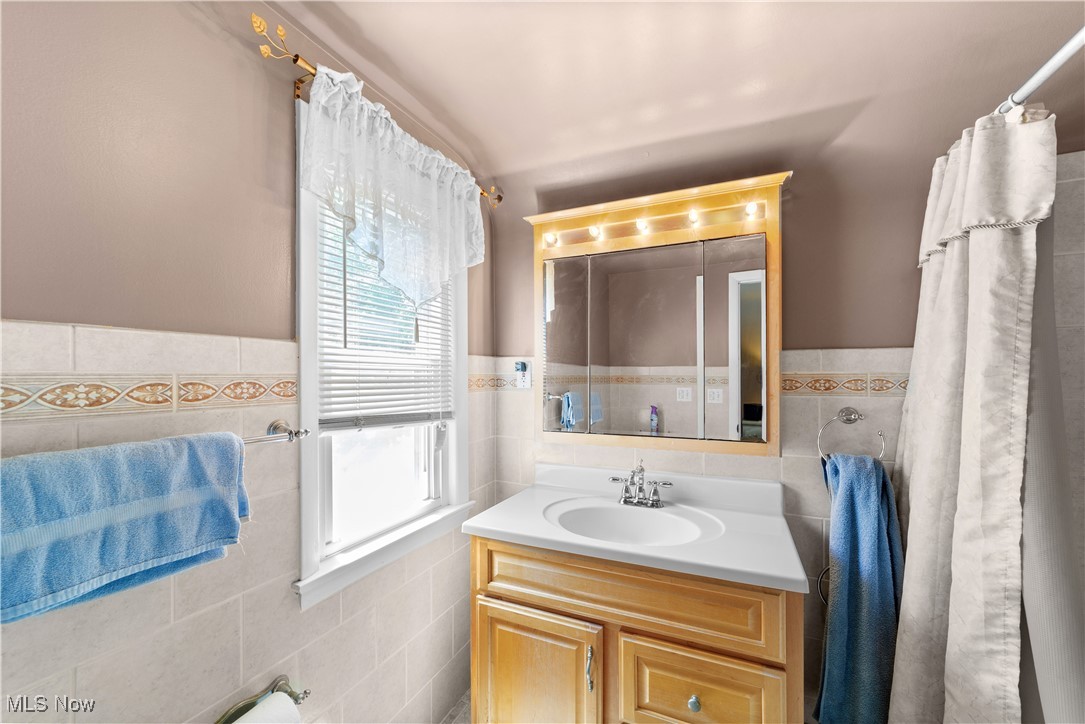 1386 Argonne Road Cleveland, OH 44121 - Photo 28 of 37 Primary Full Bathroom on Second Floor