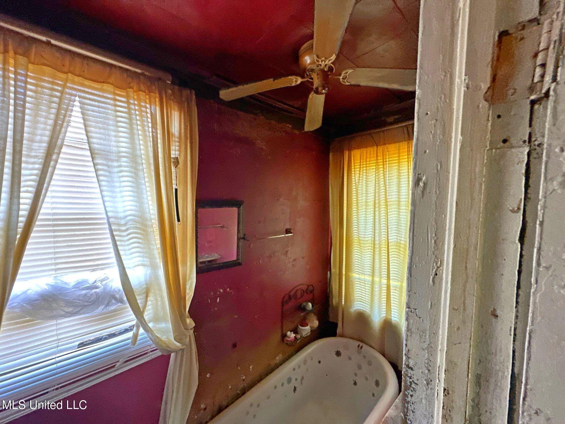 1002 Howard Street Vicksburg, MS 39183 - Photo 10 of 15 24-Aug 19 2025 10_27am-DSnt