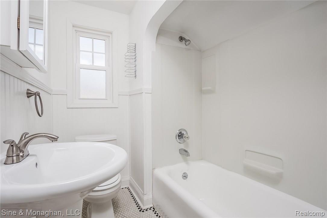 916 Rivard Boulevard Grosse Pointe, MI 48230 - Photo 29 of 73 029-Bathroom-2930116-medium.jpg
