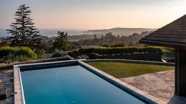 a view of a backyard