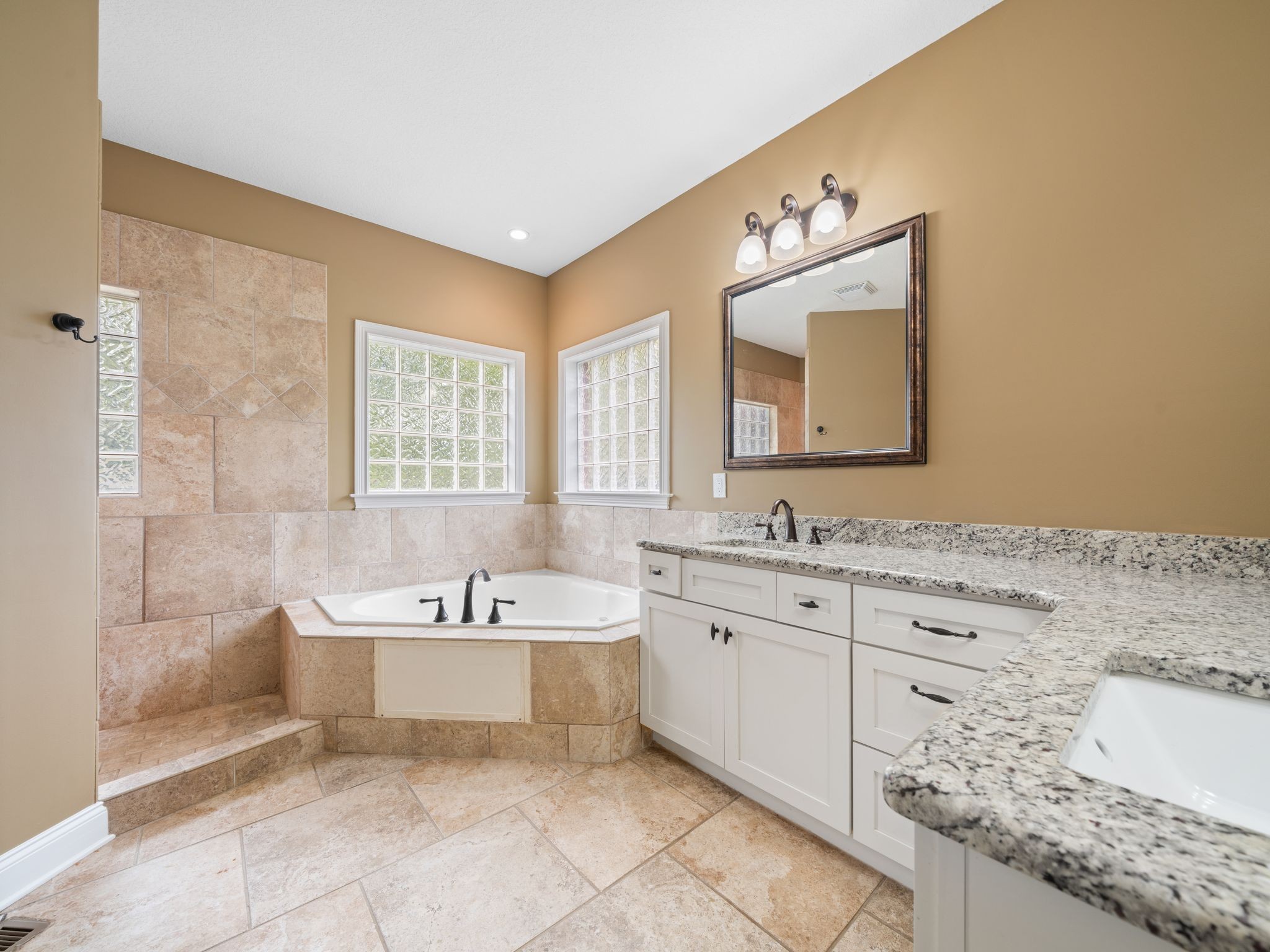 650 Dixie Bee Road Clarksville, TN 37043 - Photo 24 of 42 a spacious bathroom with a bathtub sink and mirror