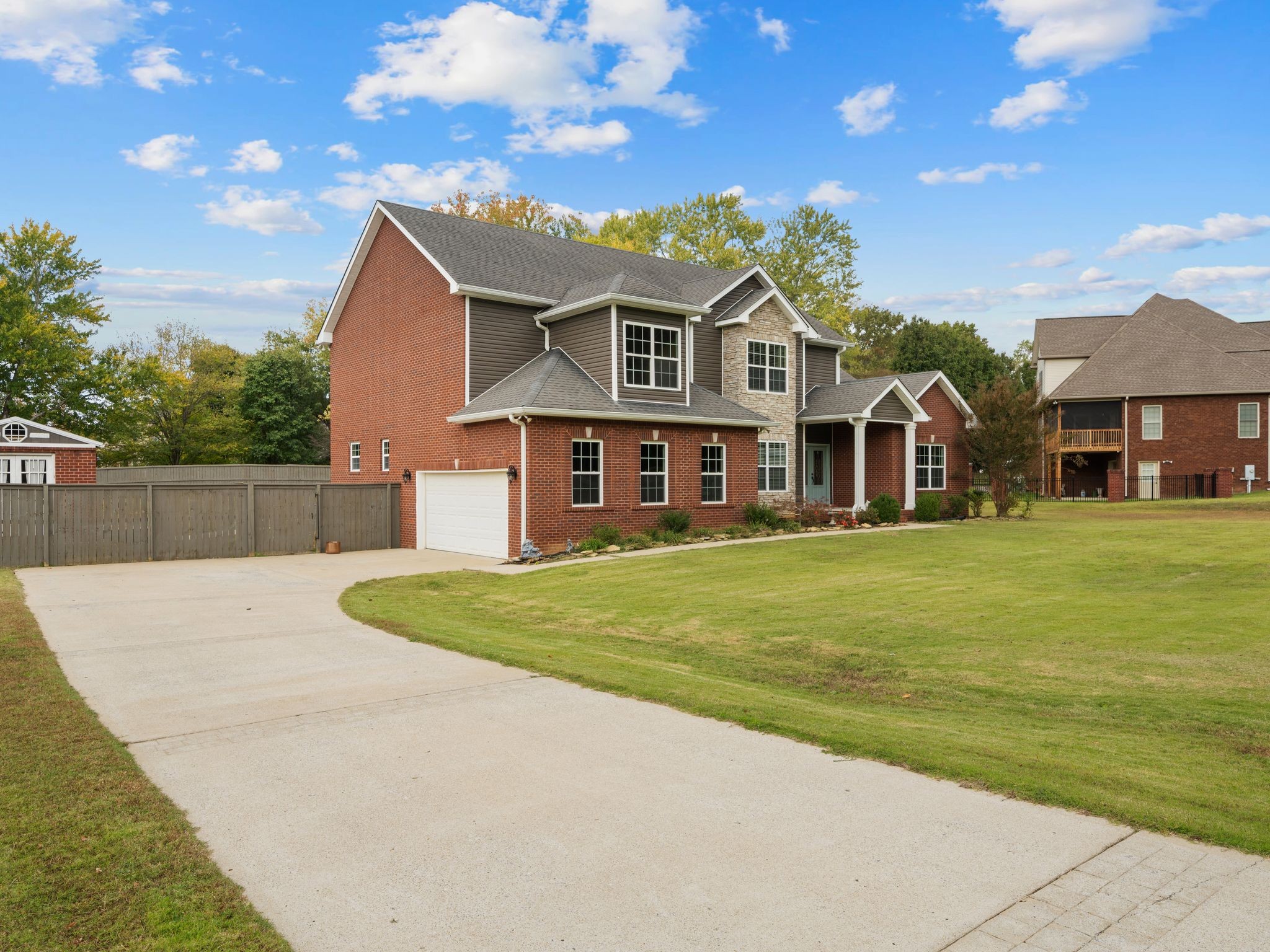 650 Dixie Bee Road Clarksville, TN 37043 - Photo 3 of 42 a front view of a house with a garden