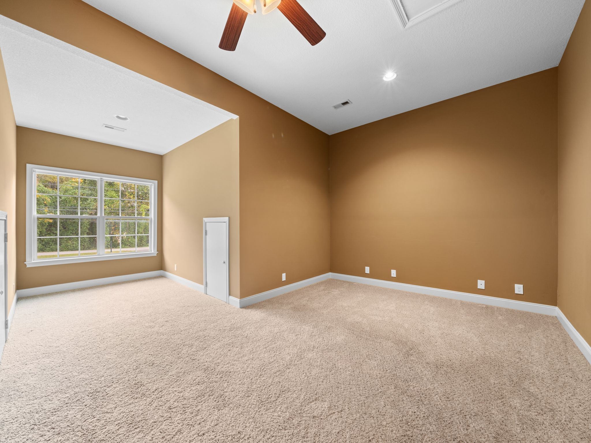 650 Dixie Bee Road Clarksville, TN 37043 - Photo 34 of 42 a view of an empty room with a window