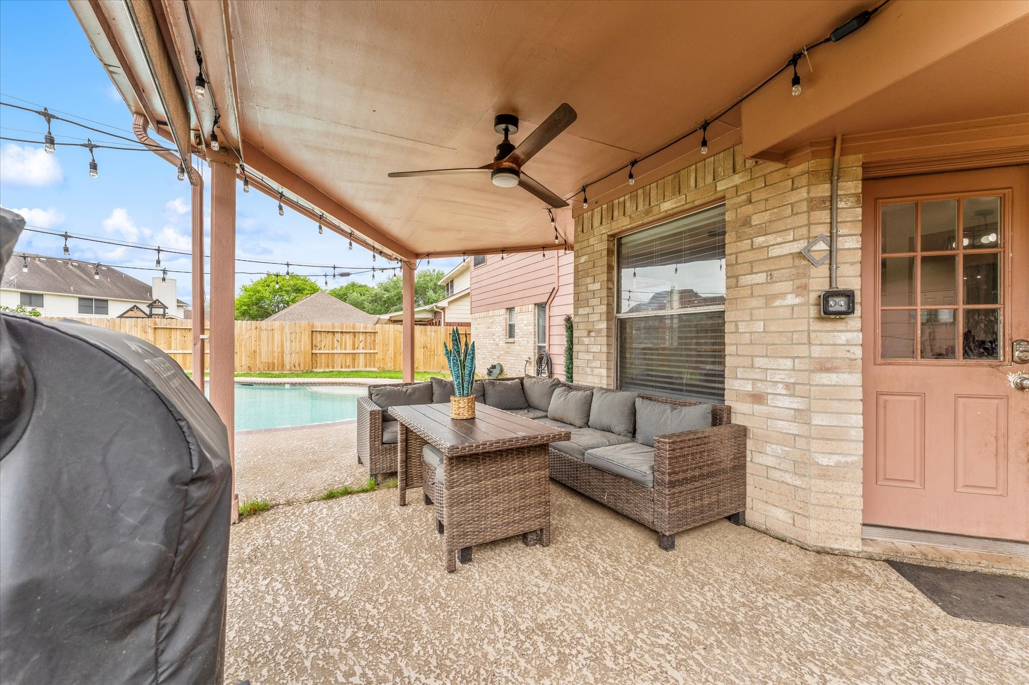 4318 Raintree Court Pasadena, TX 77505 - Photo 30 of 36 a living room with furniture and a large window