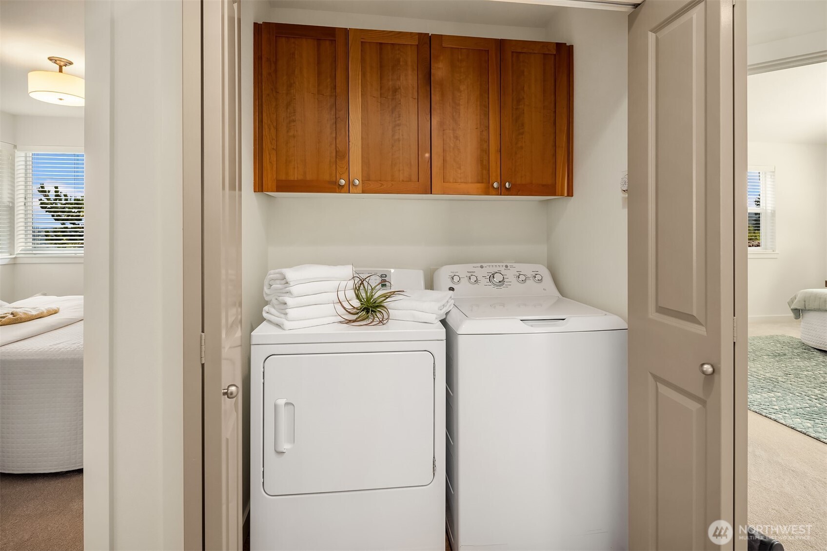 597 Alpine Ridge Place Northwest Issaquah, WA 98027 - Photo 28 of 32 a utility room with dryer and washer