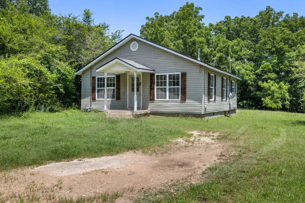 $1,100 | 1610 Old Waynesboro Highway, Lawrenceburg, TN 38464