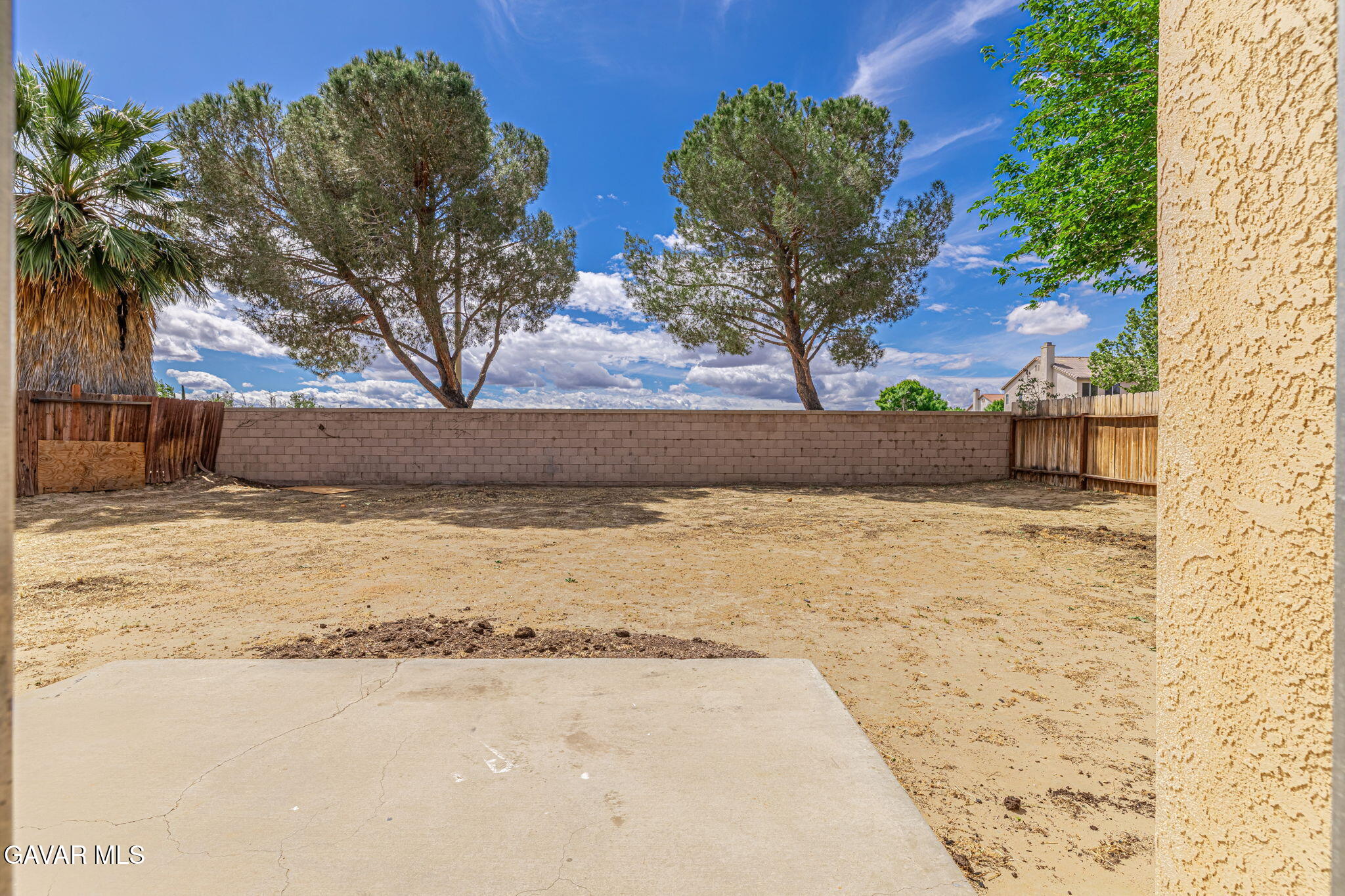 2340 Lightcap Street Lancaster, CA 93535 - Photo 35 of 40 a view of a backyard of the house