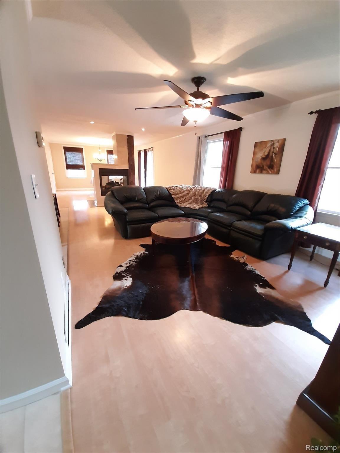 1657 John R Road Rochester, MI 48307 - Photo 14 of 25 23 living rm d.jpg