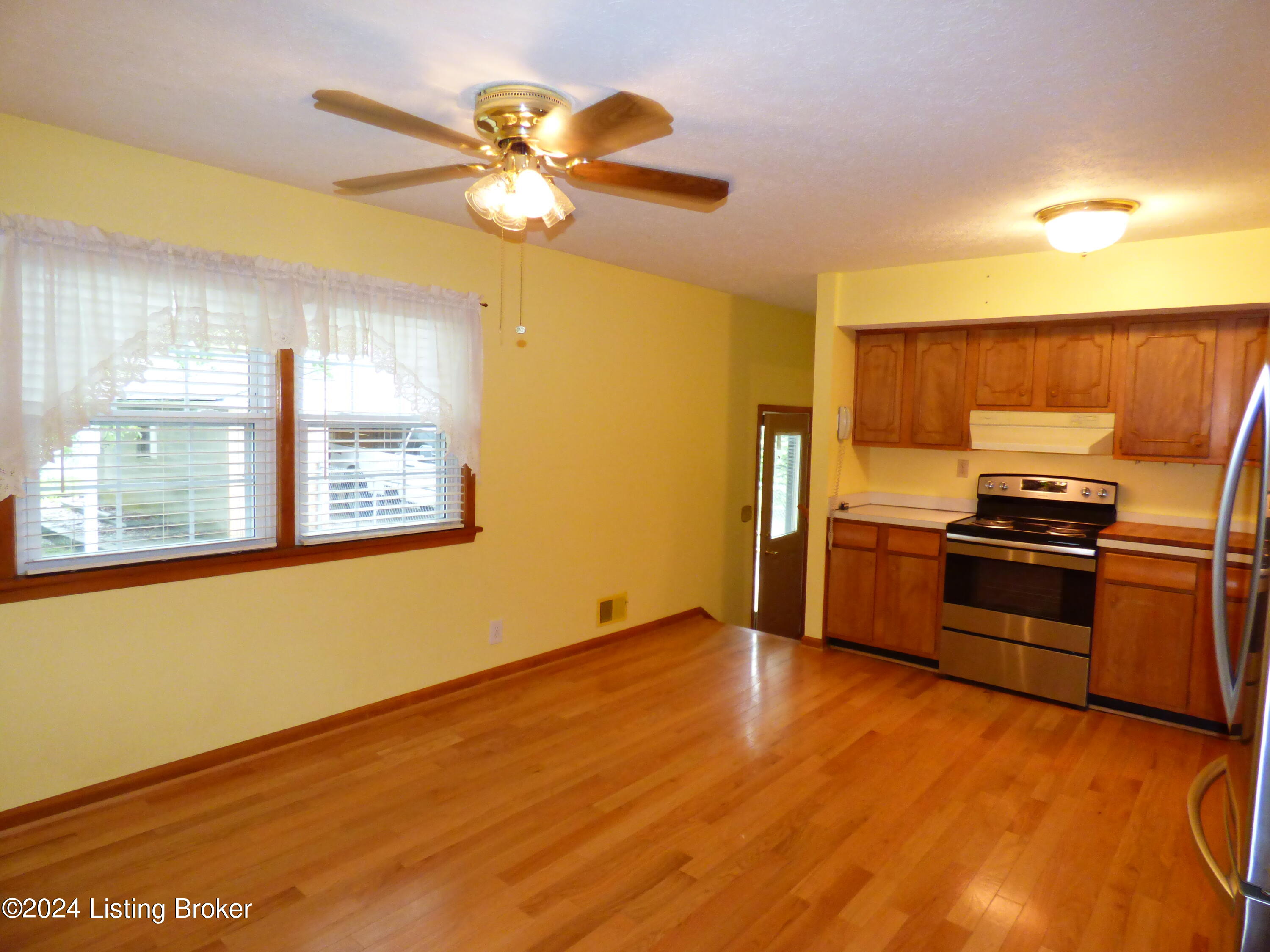 8109 Rory Way Louisville, KY 40219 - Photo 10 of 38 P1070934