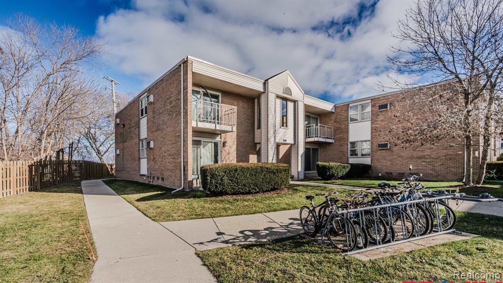 1629 Cass Lake Road, Unit C Keego Harbor, MI 48320 - Photo 4 of 40