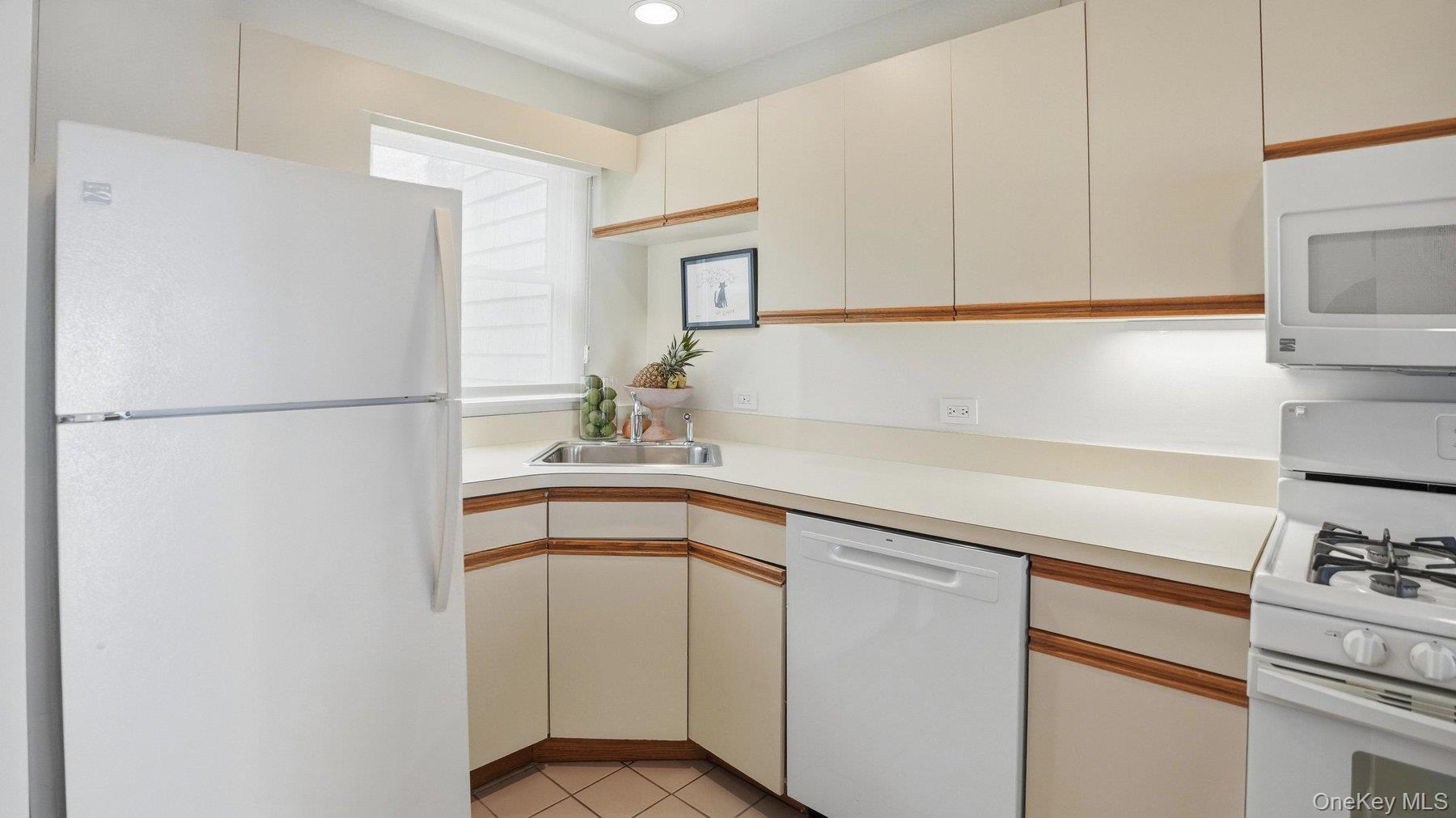 49 Canoe Place Road, Unit 416 Hampton Bays, NY 11946 - Photo 16 of 30
