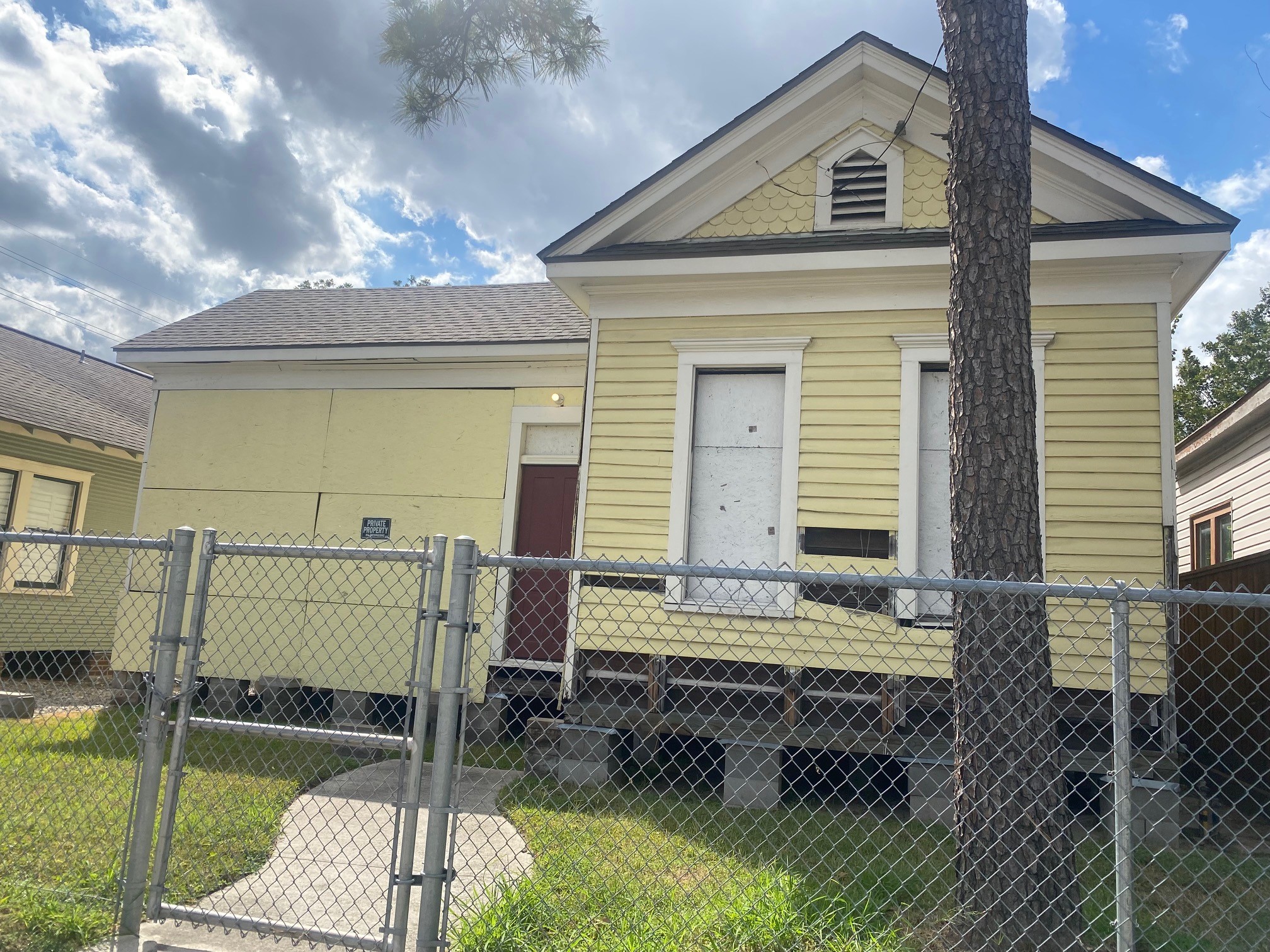2005 Fulton Street Houston, TX 77009 - Photo 4 of 10 a view of a house with a patio