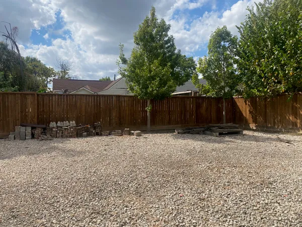 a view of a backyard