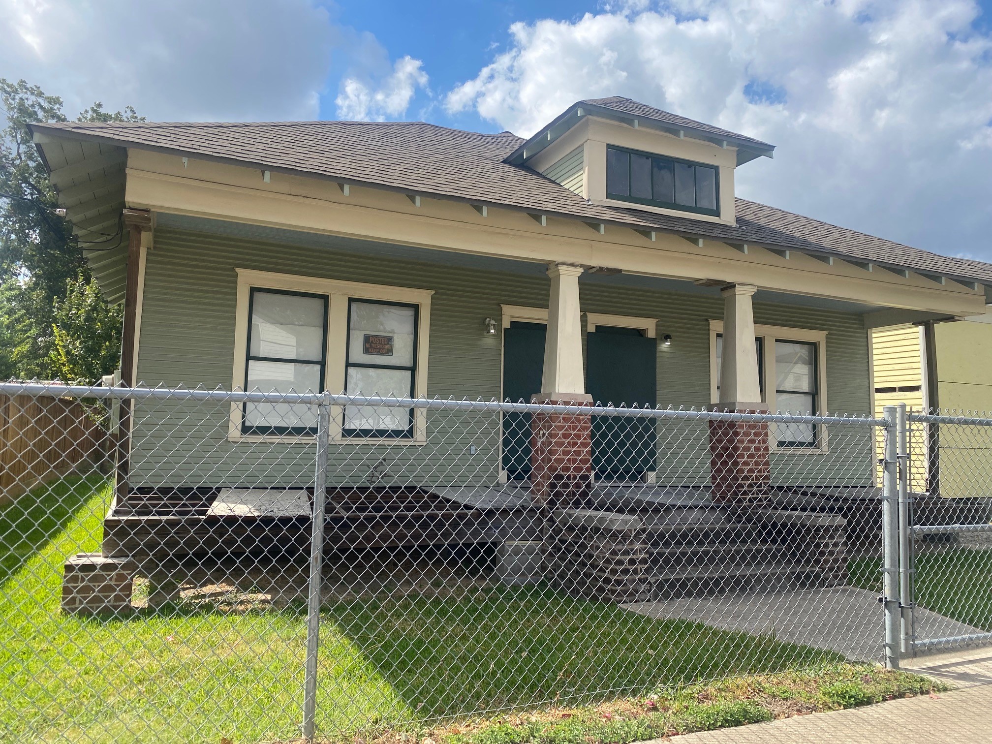 2005 Fulton Street Houston, TX 77009 - Photo 9 of 10 a front view of a house with a garden