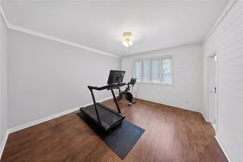 a view of a livingroom with furniture and a ceiling fan