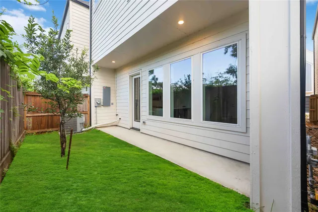 a view of back yard of the house