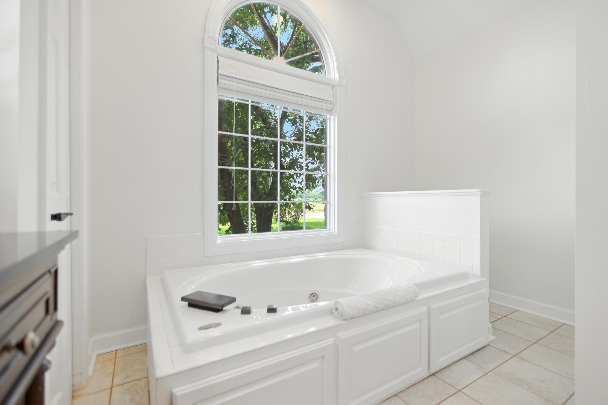 208 Loop Drive Winchester, TN 37398 - Photo 40 of 88 a white bath tub sitting next to a window